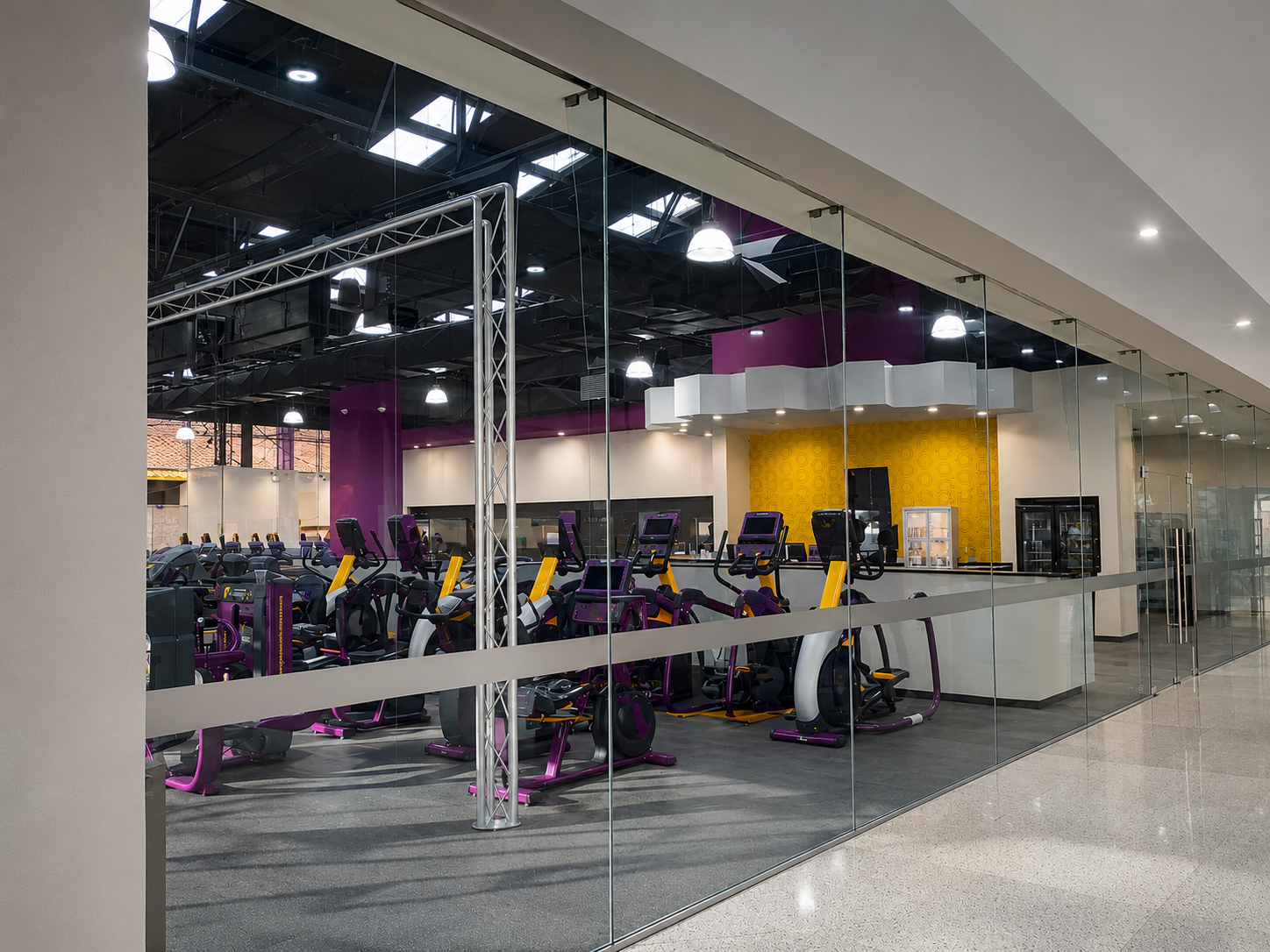 Fachada de cristal de gimnasio comercial en San Luis Potosí