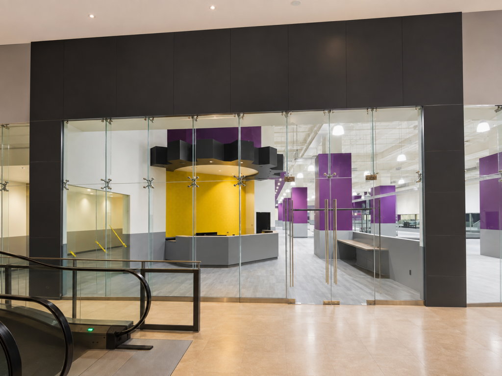 Instalación de cancelería de cristal en gimnasio comercial
