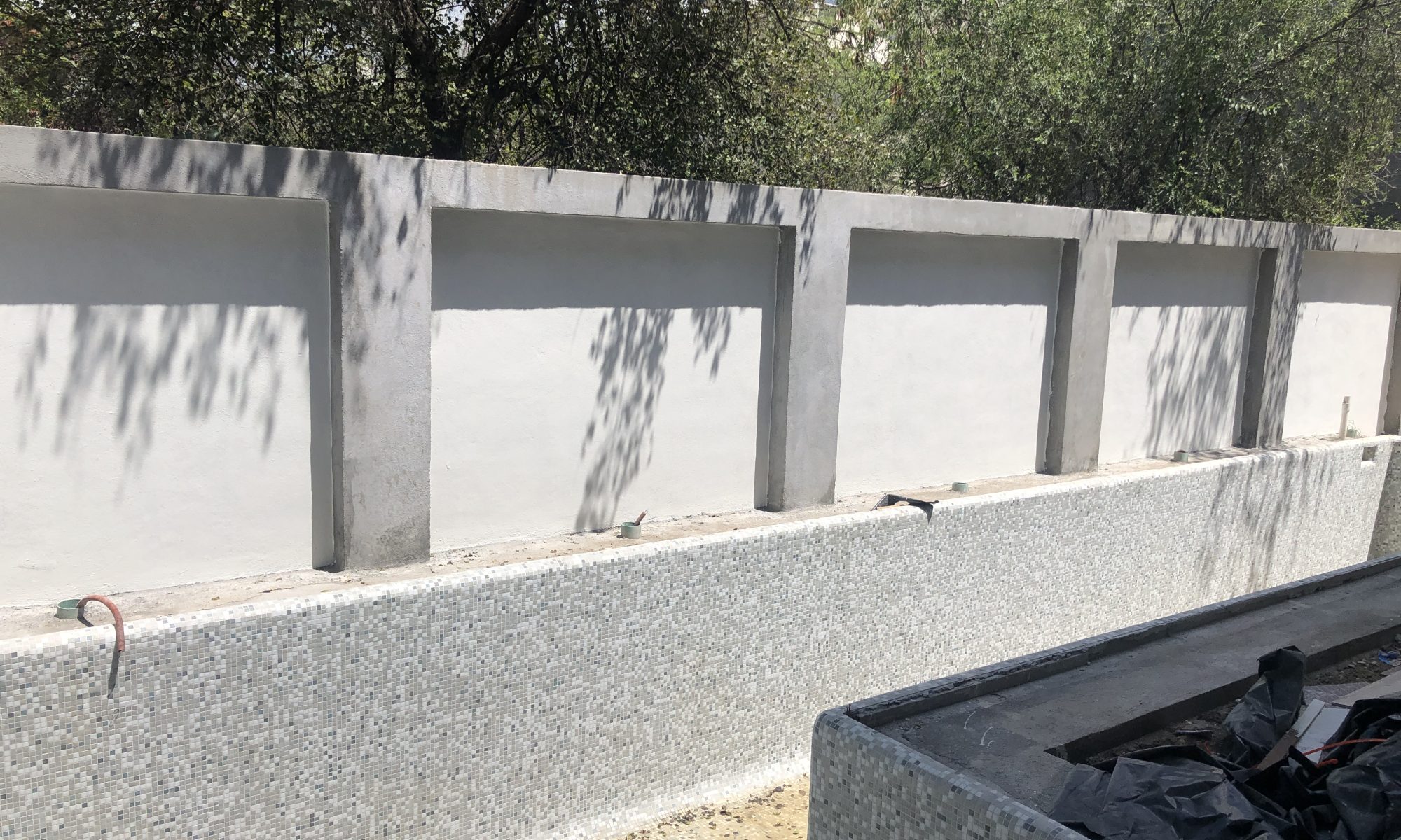 Muro exterior en proceso de construcción y preparación de trabajos posteriores