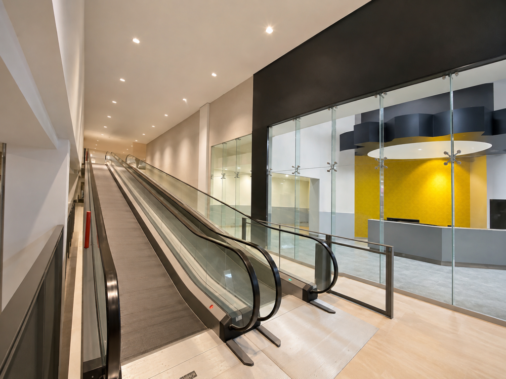 Cancelería de cristal templado en acceso de gimnasio comercial